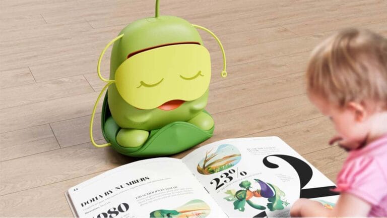 Pea Pod english learning robot development — children's English learning robot front view with colorful cartoon design